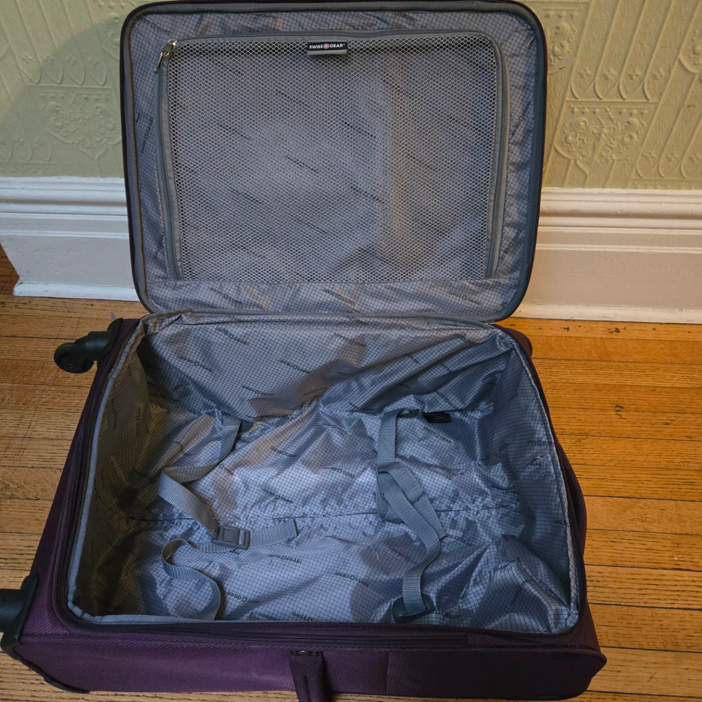 Swiss Gear Purple Suitcase image indicator(5)
