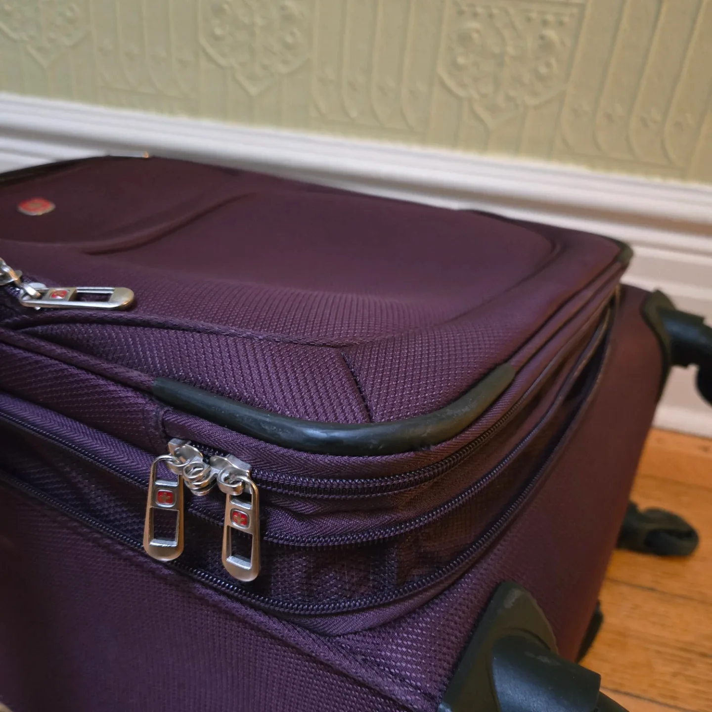 Swiss Gear Purple Suitcase image indicator(6)