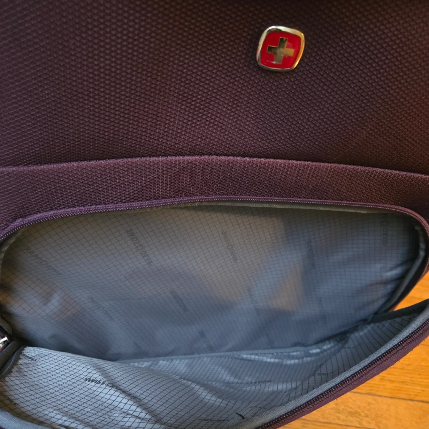 Swiss Gear Purple Suitcase image indicator(7)