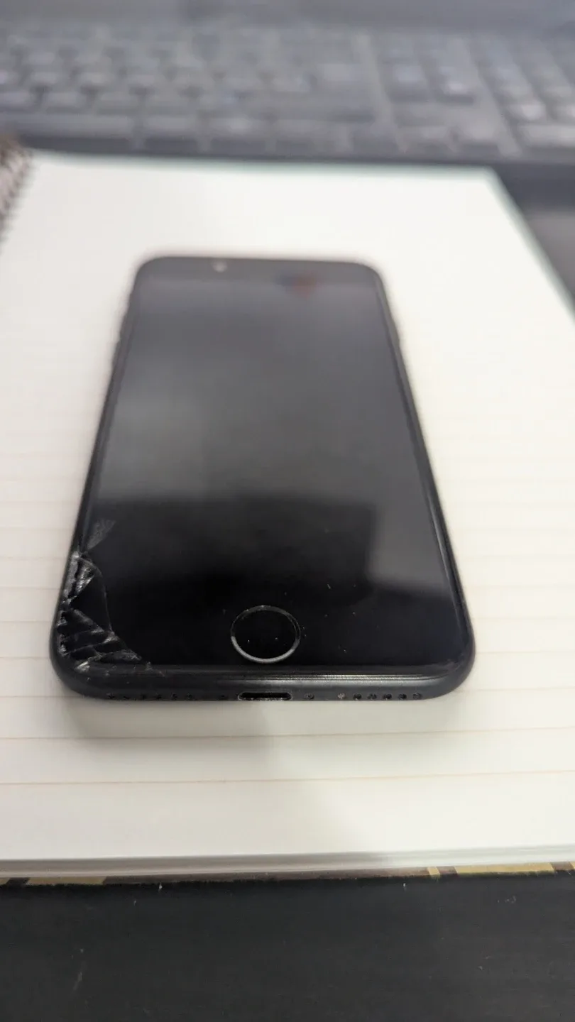 iPhone 7 - 128GB - Black with a crack on the screen image indicator(2)