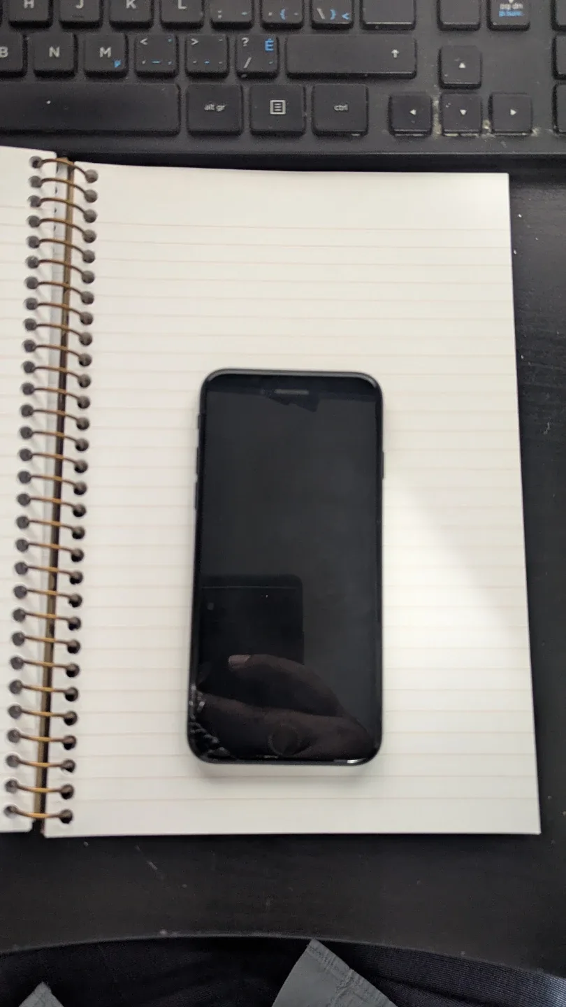 iPhone 7 - 128GB - Black with a crack on the screen image indicator(3)