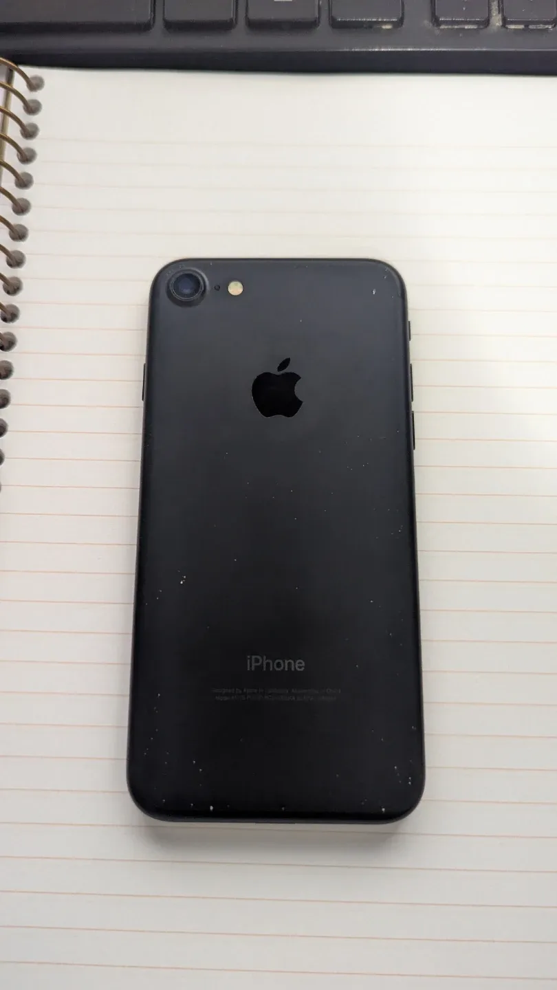 iPhone 7 - 128GB - Black with a crack on the screen image indicator(4)