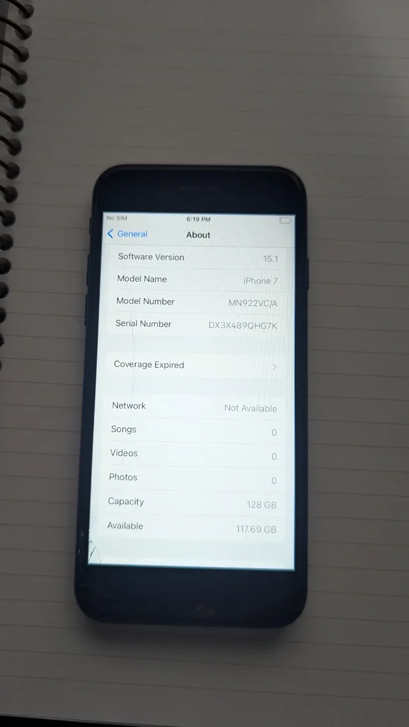 iPhone 7 - 128GB - Black with a crack on the screen image indicator(5)