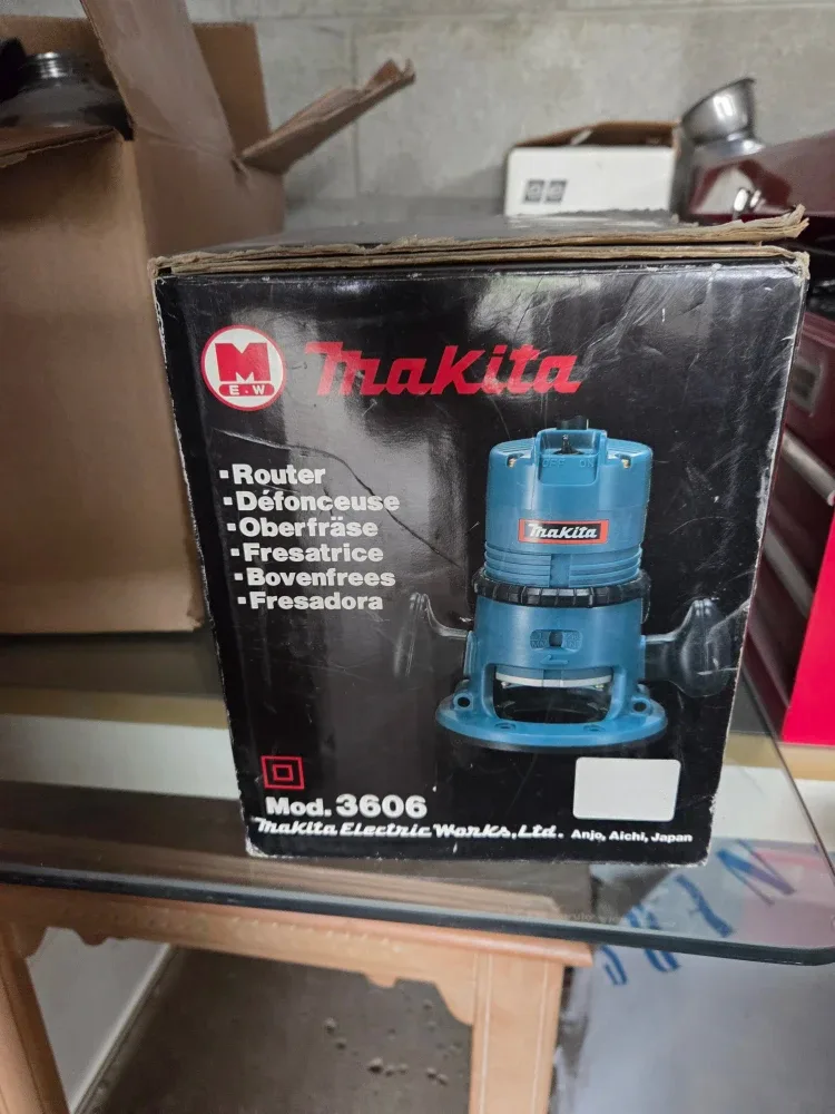Makita 3606 Router - Like New! Never used image indicator(3)