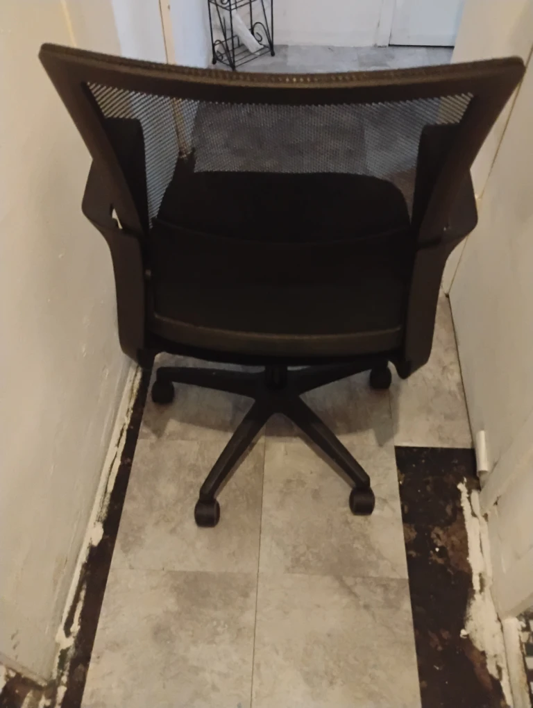 Black Mesh Office Chair - photo 2