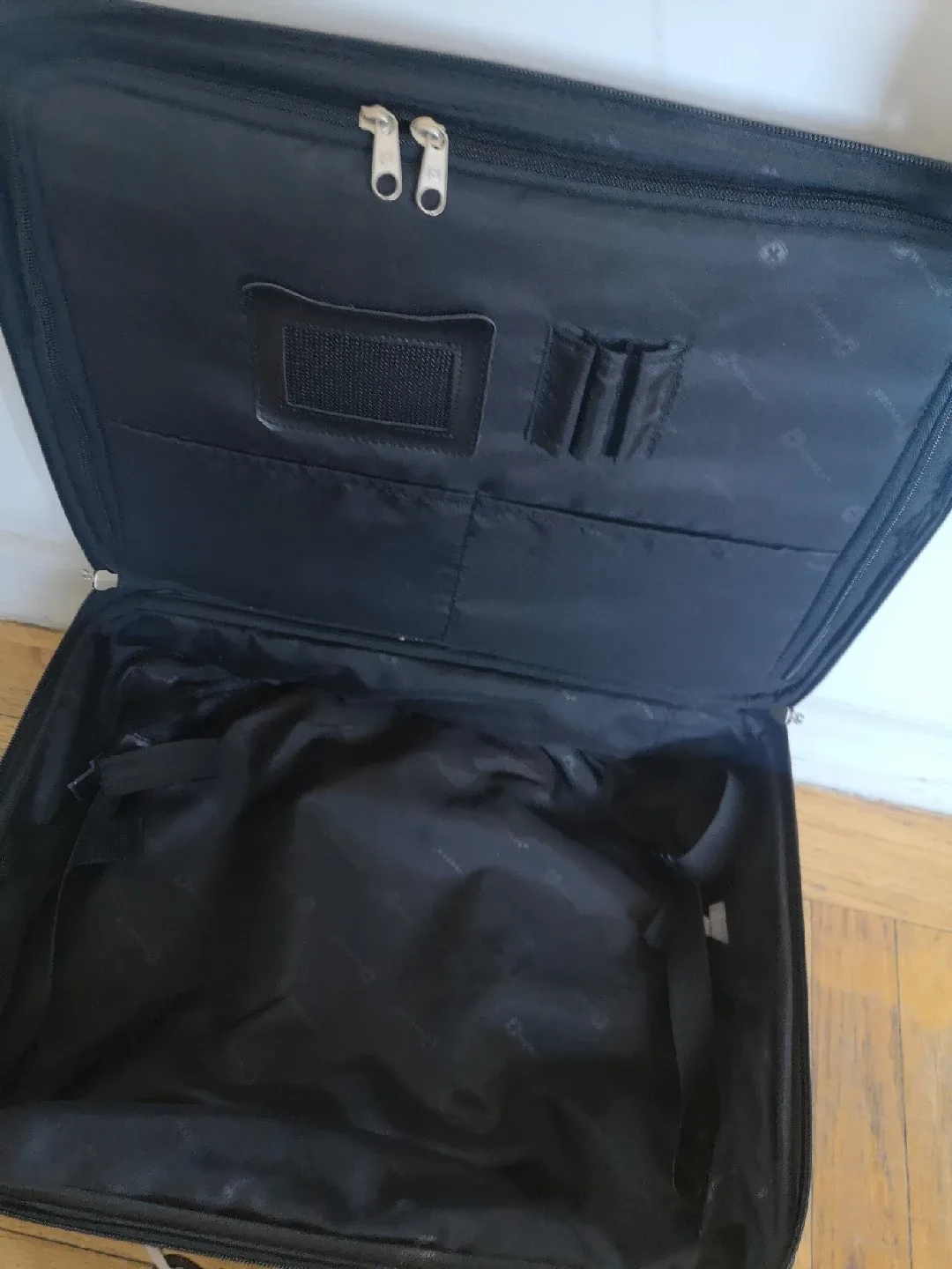 Wenger Black Rolling Carry-On Luggage image indicator(6)