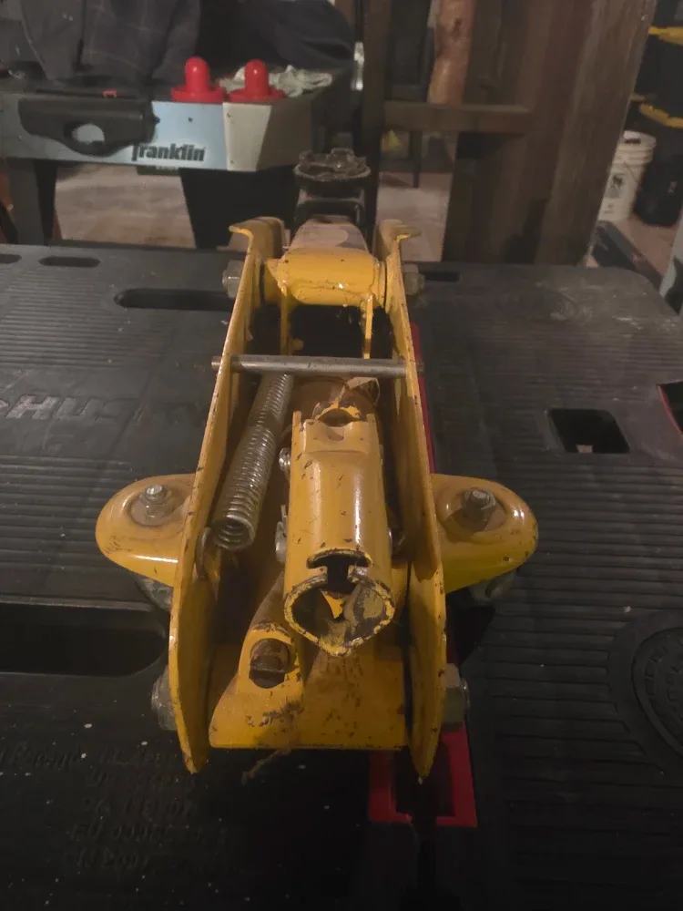 Yellow Hydraulic Floor Jack image indicator(3)