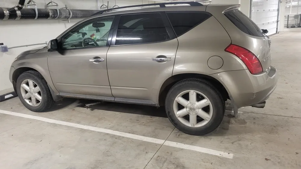 Nissan Murano SUV - Gold