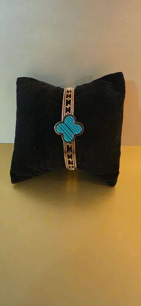 Van Cleef & Arpels Alhambra Bangle image indicator(2)