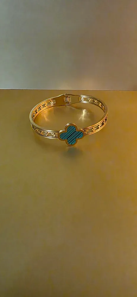 Van Cleef & Arpels Alhambra Bangle image indicator(3)