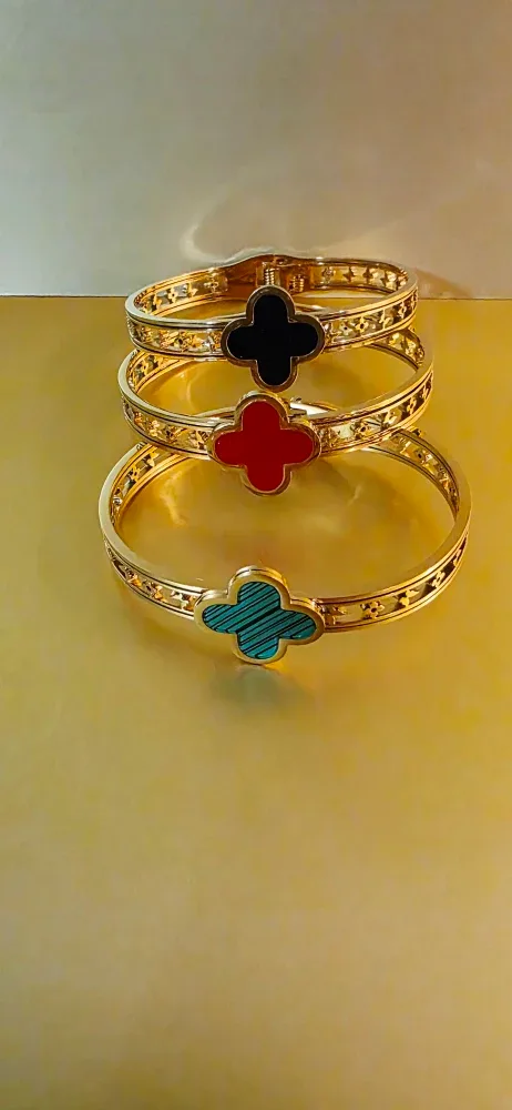 Van Cleef & Arpels Alhambra Bangle image indicator(4)