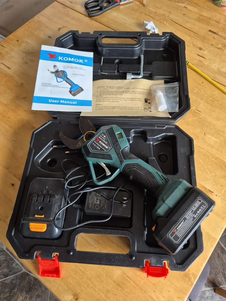 Cordless very strong Pruning Shears bea reg.299$ - Like New!