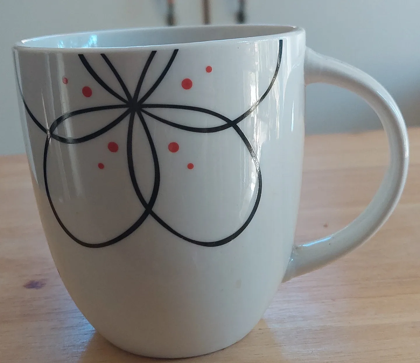 Mugs and Plates Set with Floral Design image indicator(2)