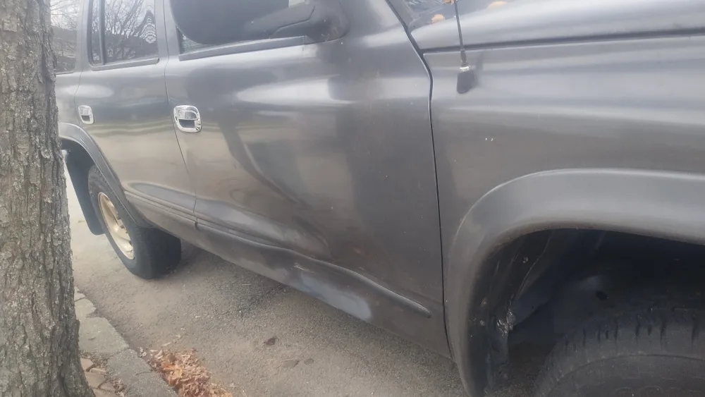 dodge durango 99 sold as is. needs work image indicator(4)