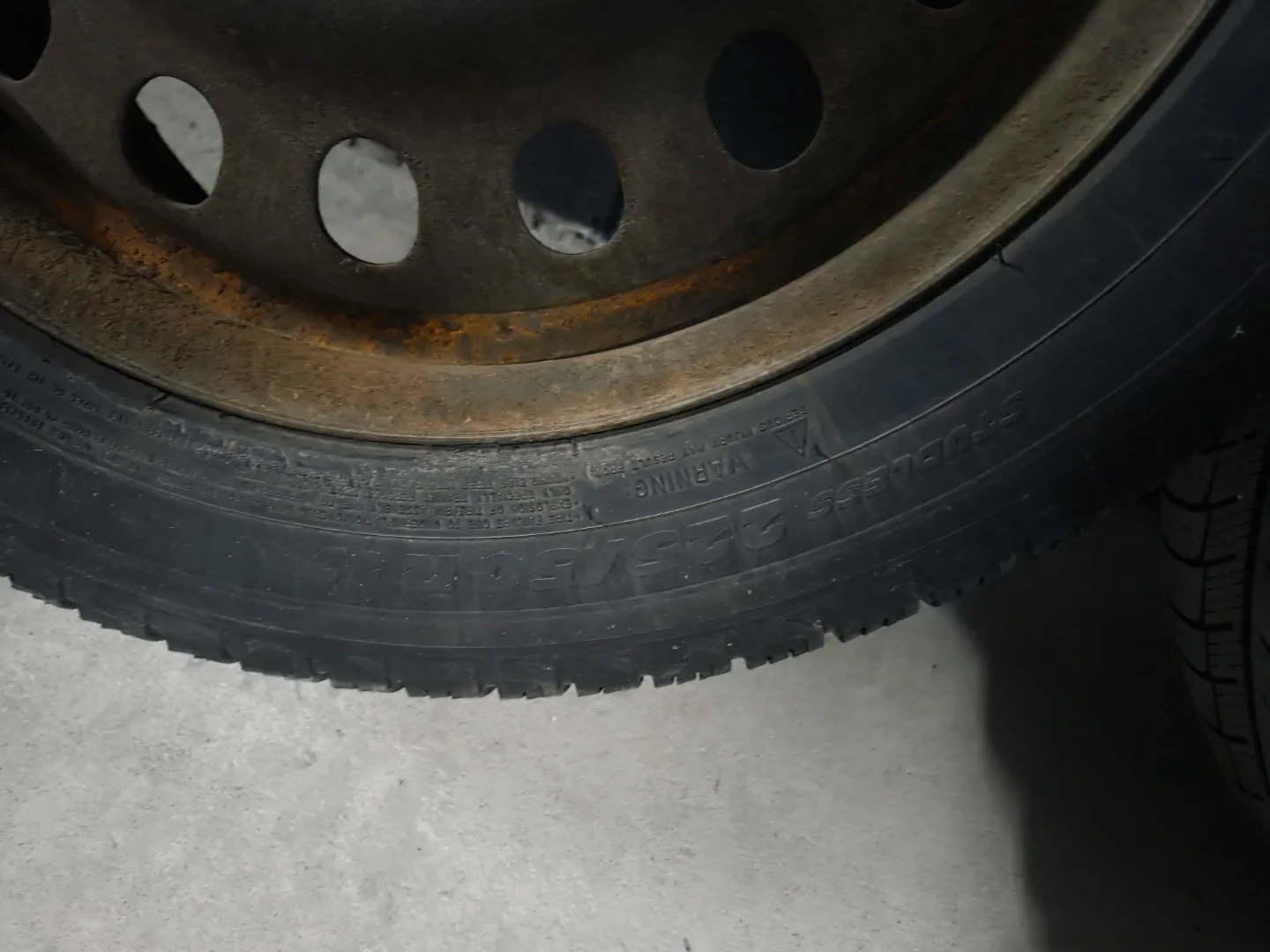 Set of 4 Steel Wheels with Tires 225/50R17 image indicator(5)