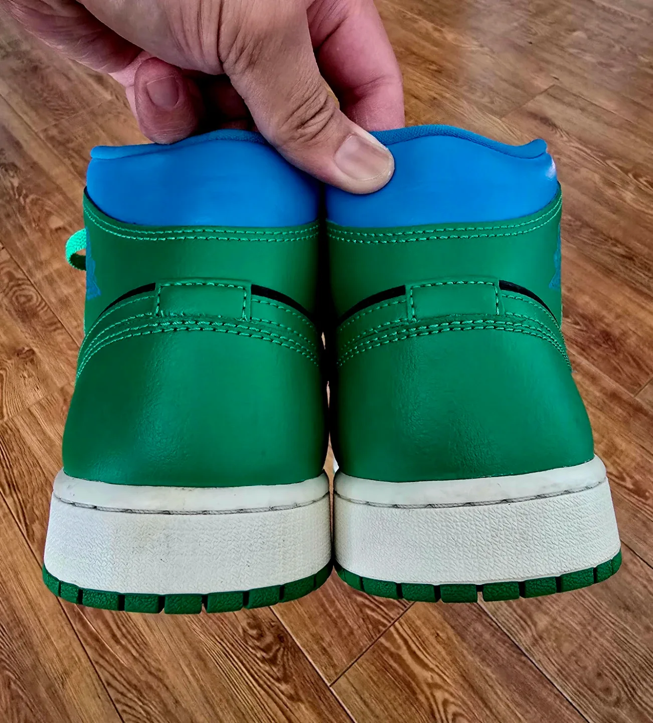 Jordan 1 Mid "Lucky Green Aquatone" image indicator(6)