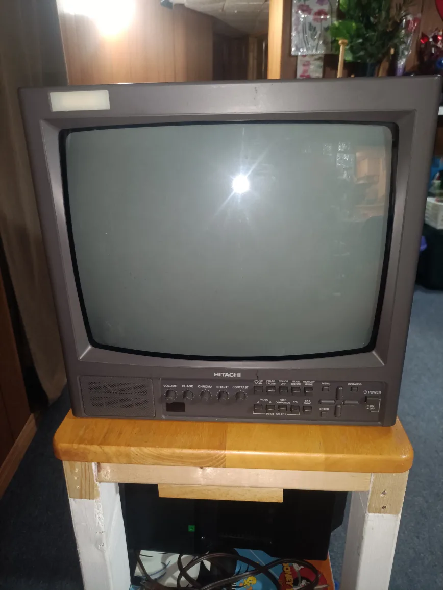 hitachi 750 tvl pvm crt with rgb component svideo and composite