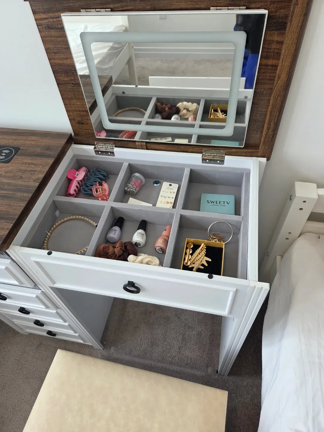 White vanity with Wireless Charging image indicator(7)