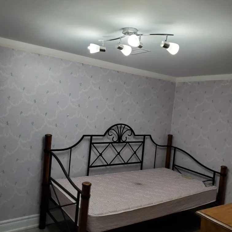 Room for rent 700$ image indicator(3)