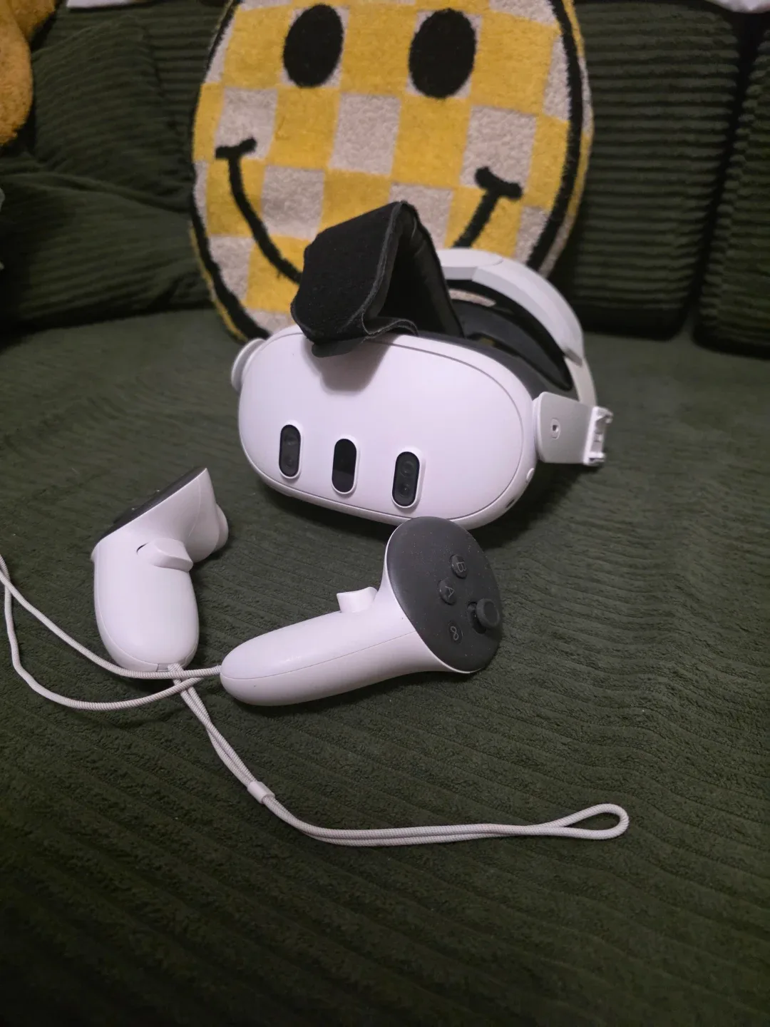 Meta Quest 3 512GB VR Headset with Controllers image indicator(2)