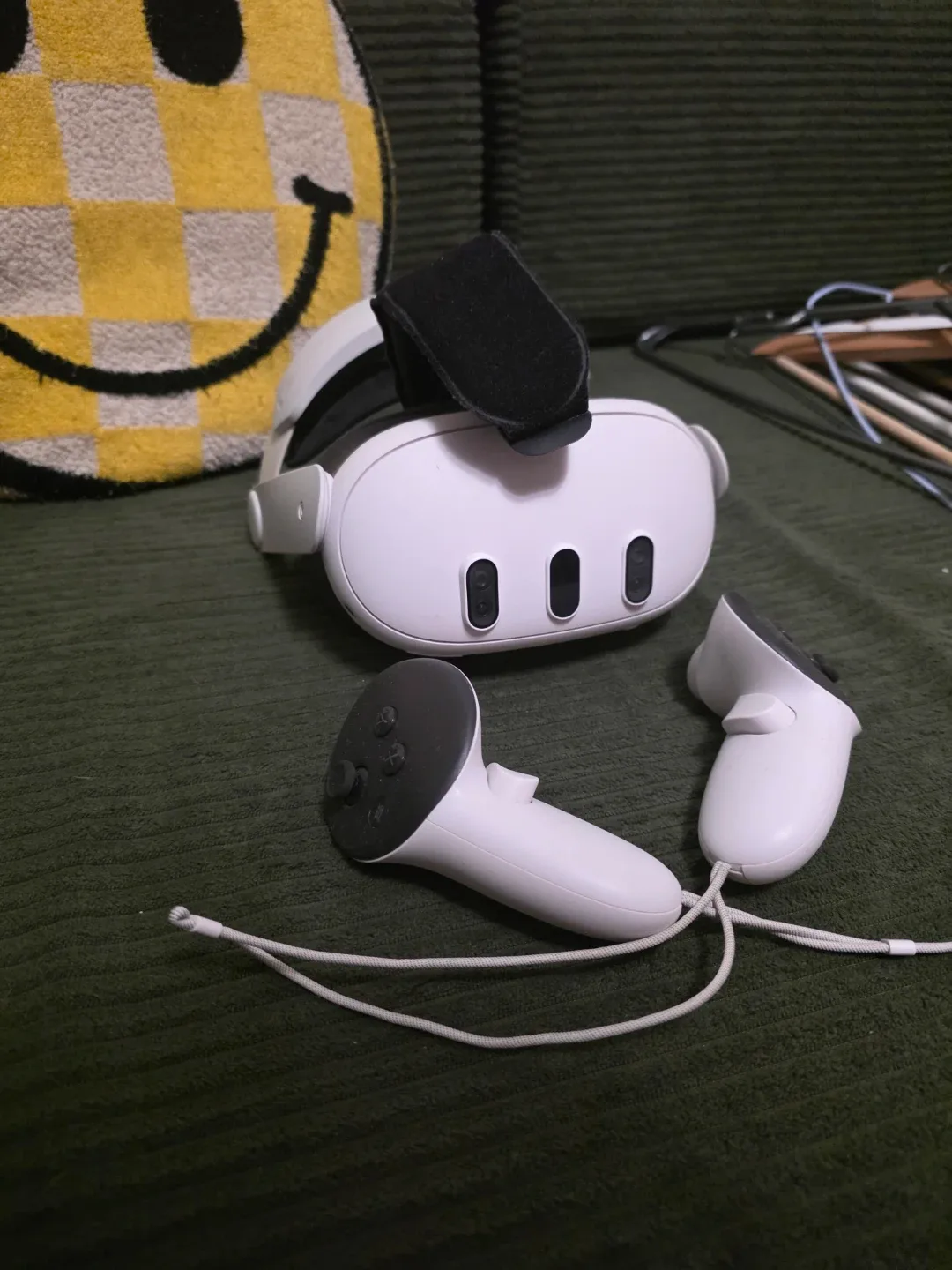 Meta Quest 3 512GB VR Headset with Controllers image indicator(3)