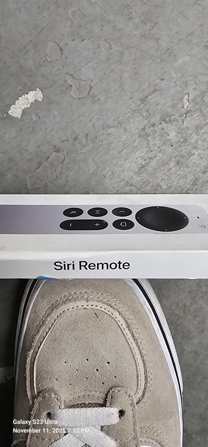Apple Siri Remote - Like New - photo 2