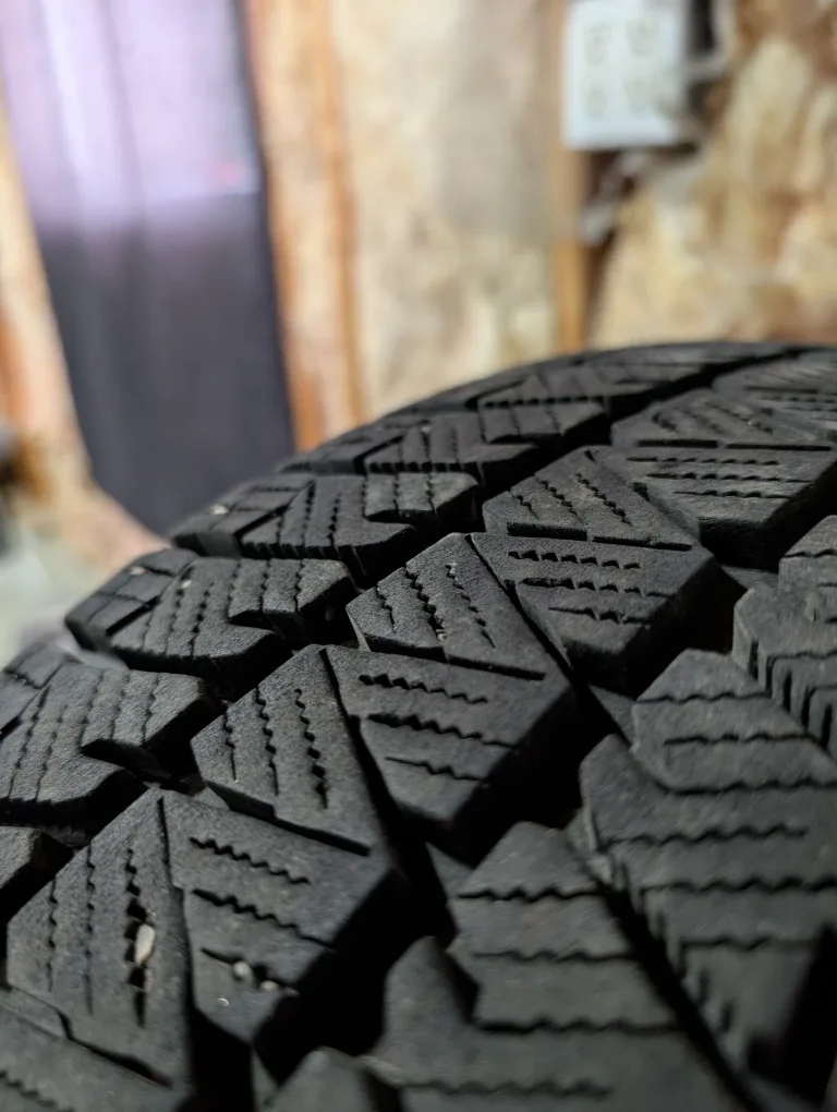 (4)-215/50R17 Winter Tires On Rims Off 2020 Chevrolet Cruze TPMS image indicator(6)