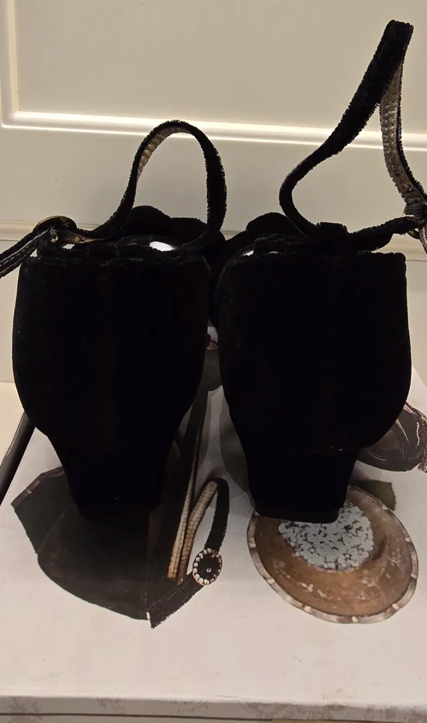 NEW! Girl's Black Fancy Bow Velvet Shoes! - Size 4 image indicator(5)