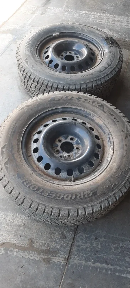 Bridgestone Blizzak DM-V2 P235/70R17 only 2 Winter Tires