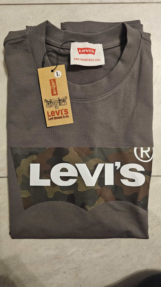 Levi's Camo Tee - Size L