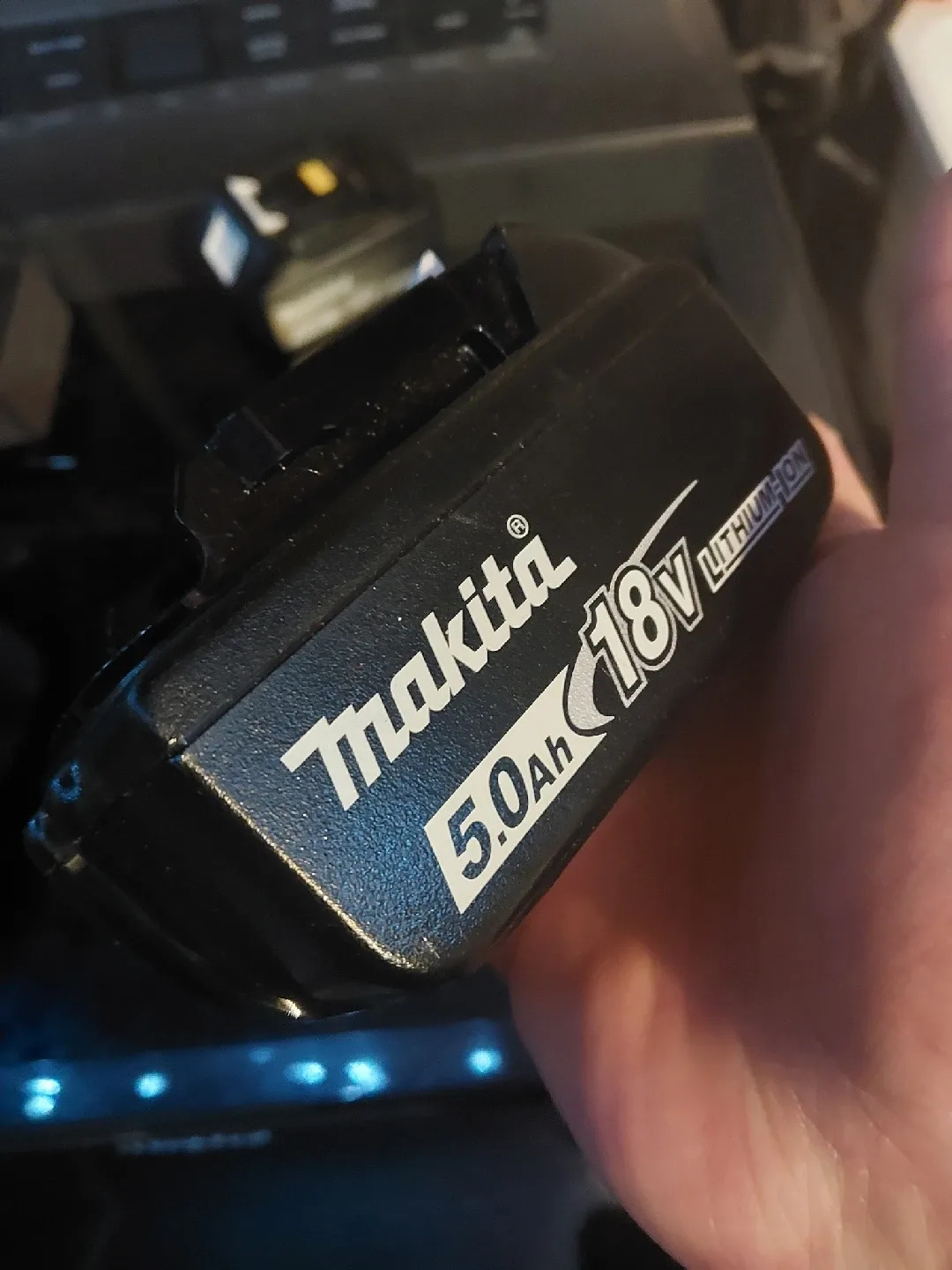 2 Makita 18V 4.0Ah & 5.0Ah Batteries image indicator(2)