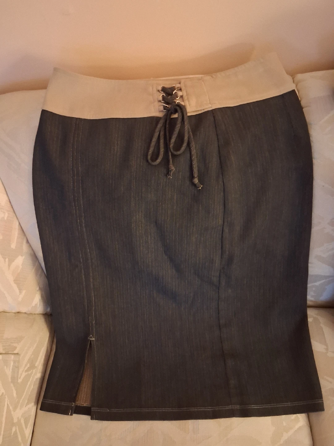Denim slit skirt with a beige waistband & a lace-up detail