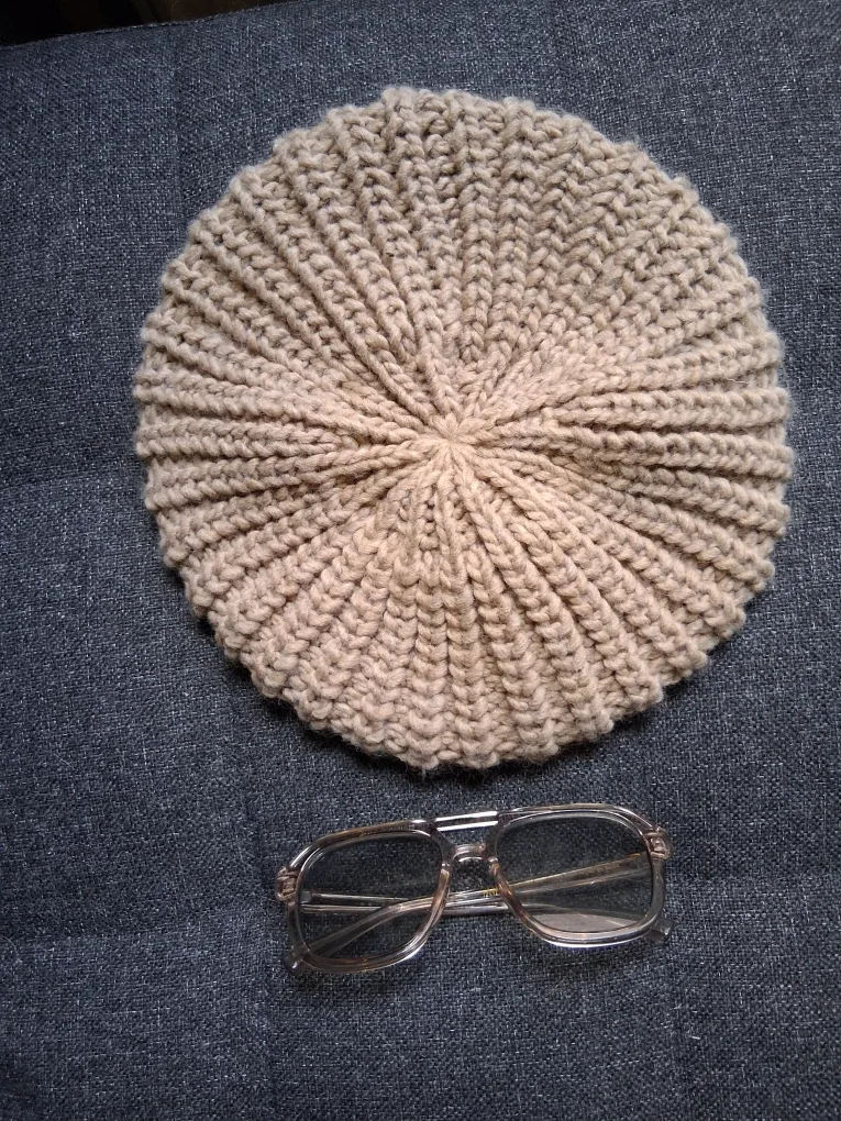 Beret and sunglasses