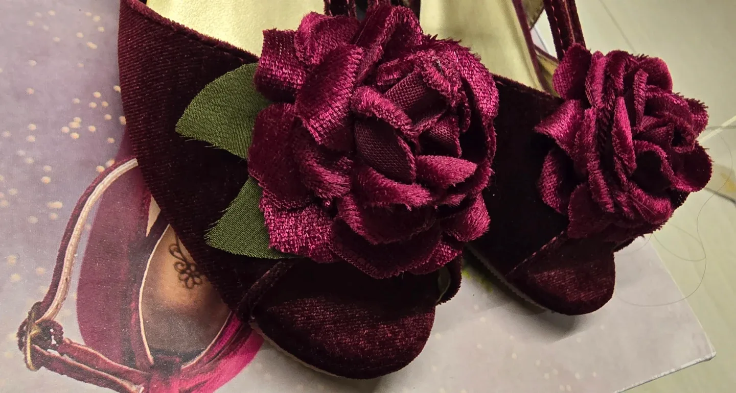 Girl's Burgandy Velvet Shoes with Rose Detail! Size 2 - Youth image indicator(3)