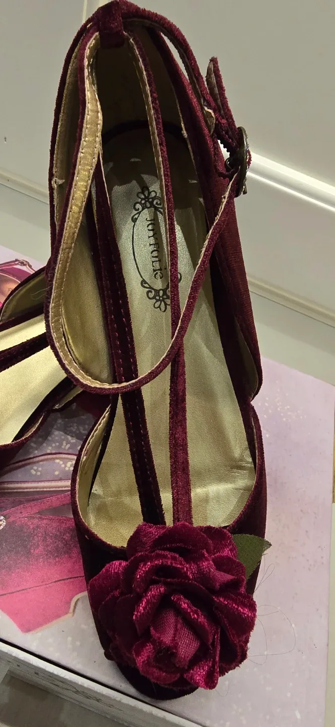 Girl's Burgandy Velvet Shoes with Rose Detail! Size 2 - Youth image indicator(4)