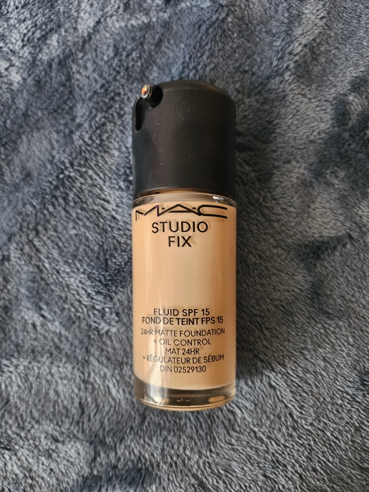 NC20 - MAC studio fix SPF 15 24HR foundation
