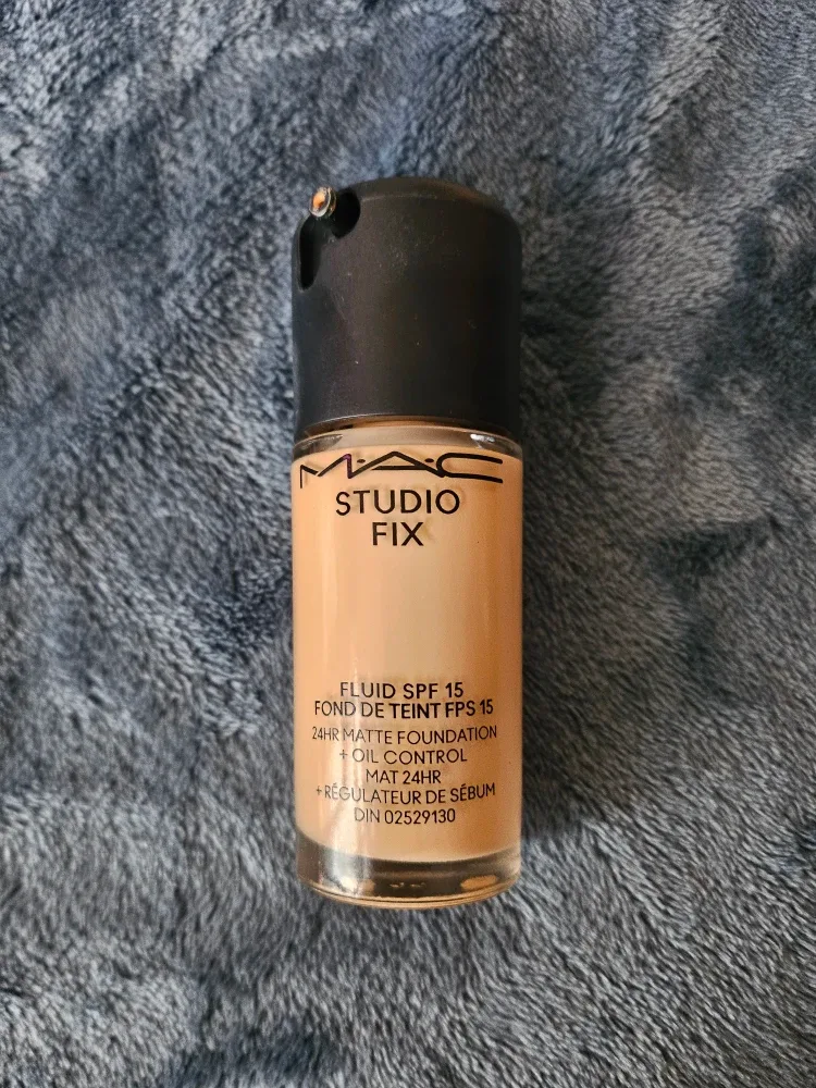 NC20 - MAC studio fix SPF 15 24HR foundation