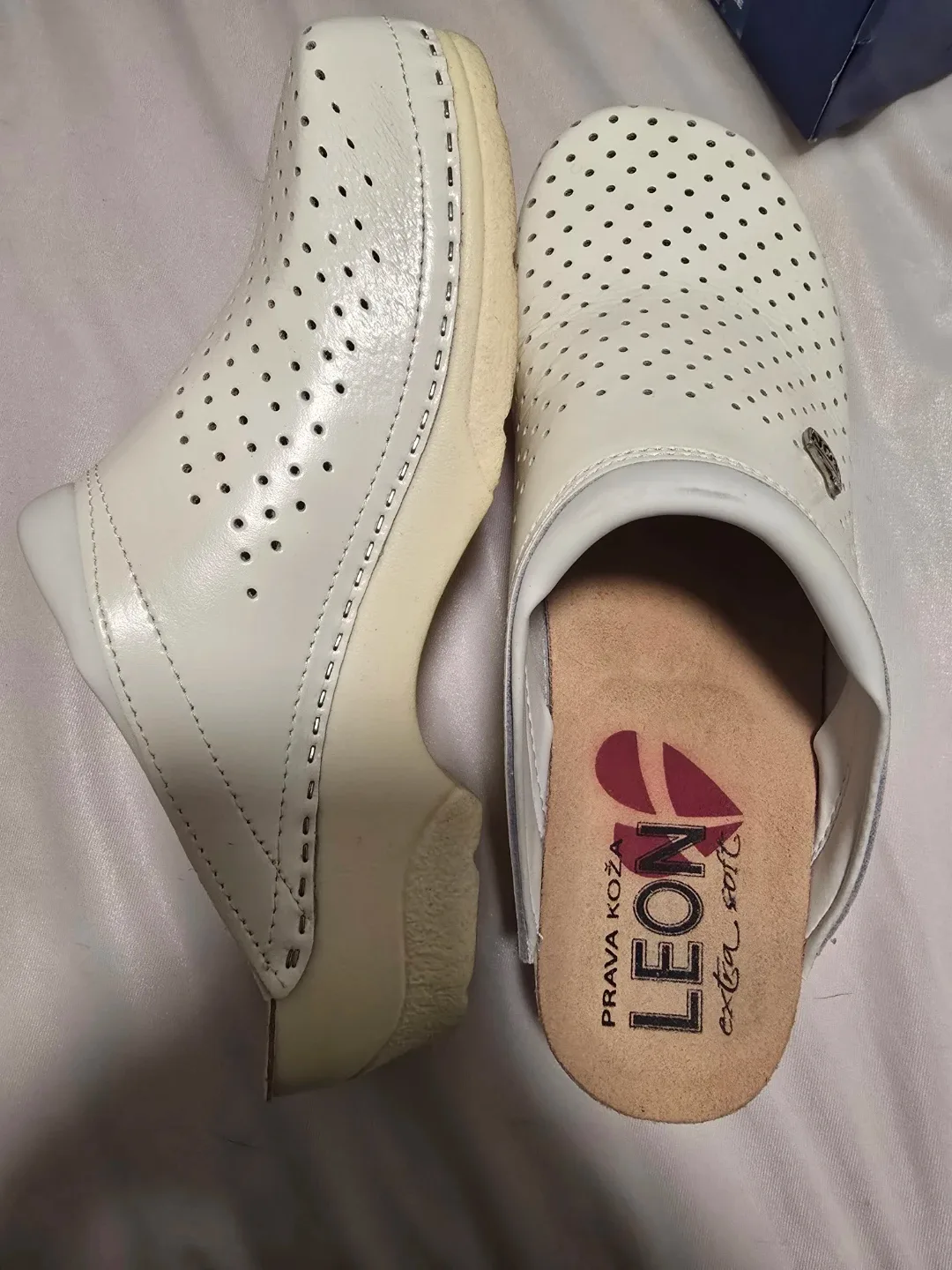 Leon Extra Soft White Leather Clogs image indicator(3)