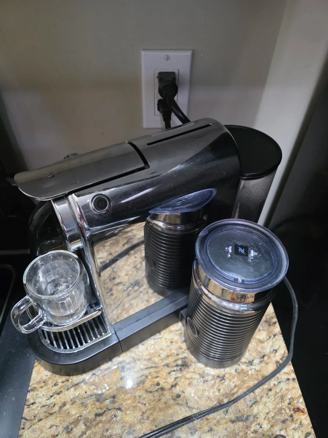 Nespresso Vertuo Coffee Machine with Aeroccino image indicator(2)