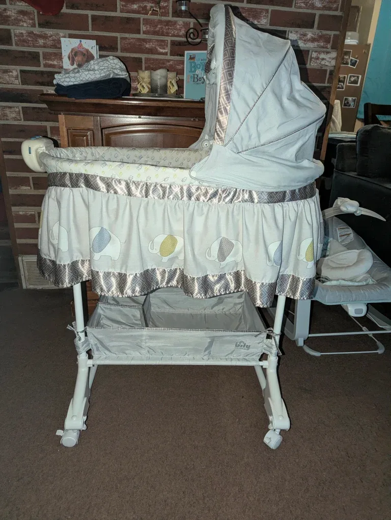 Baby Bassinet - Like New image indicator(2)