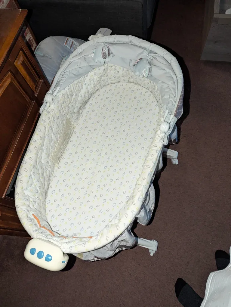 Baby Bassinet - Like New image indicator(3)