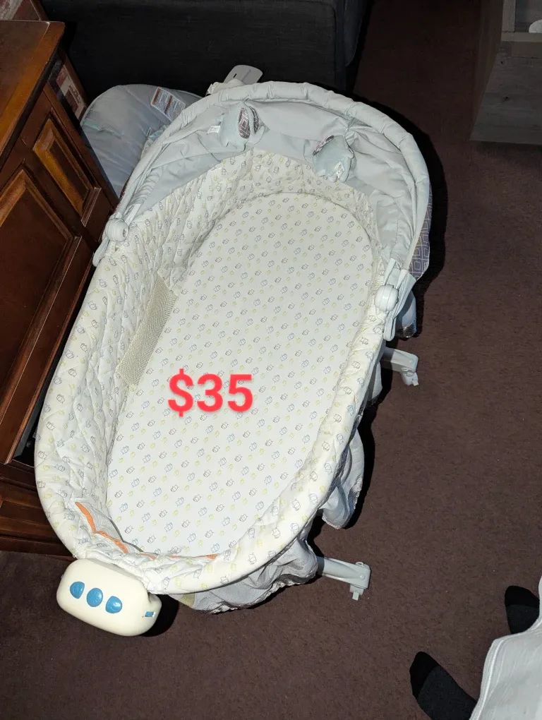 Baby Bassinet - Like New image indicator(4)