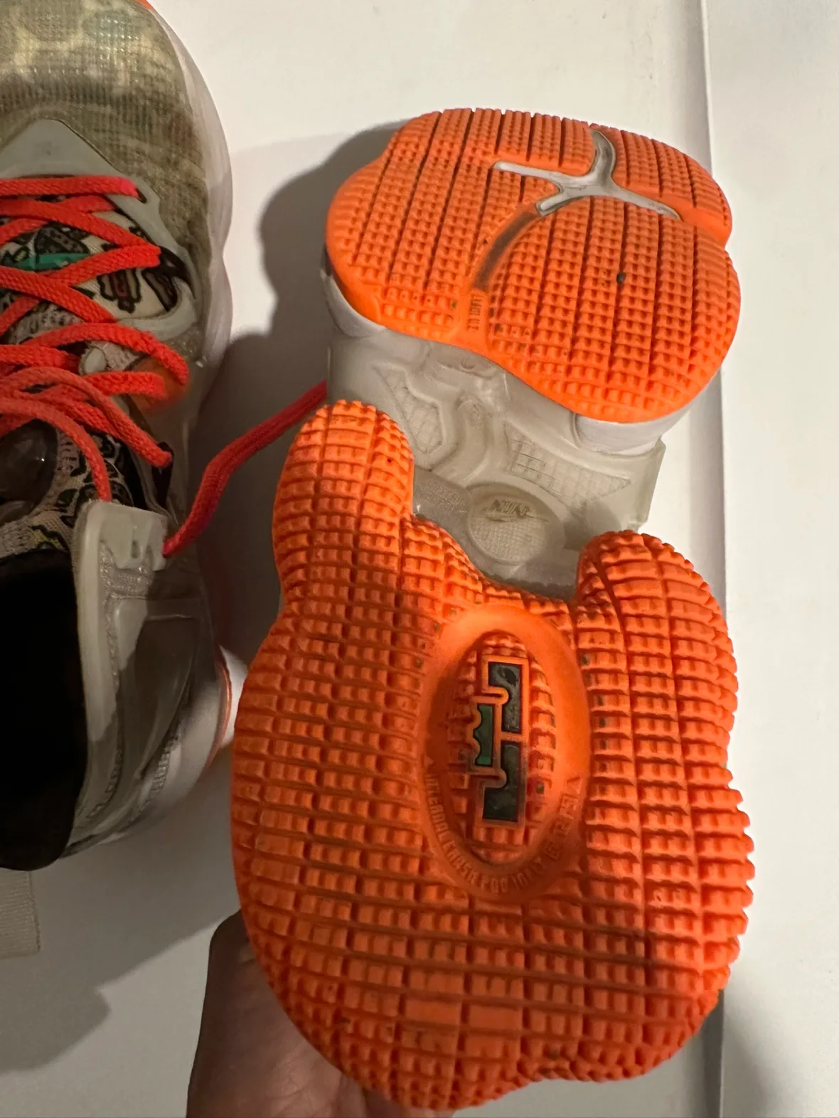 Nike LeBron 16 Low Youth Size 7Y image indicator(3)