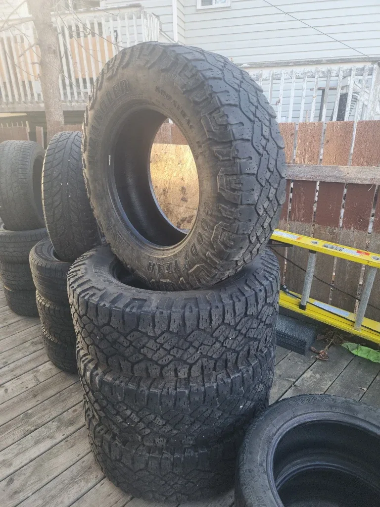 Good year wrangler duratracs A/T  275 70 18