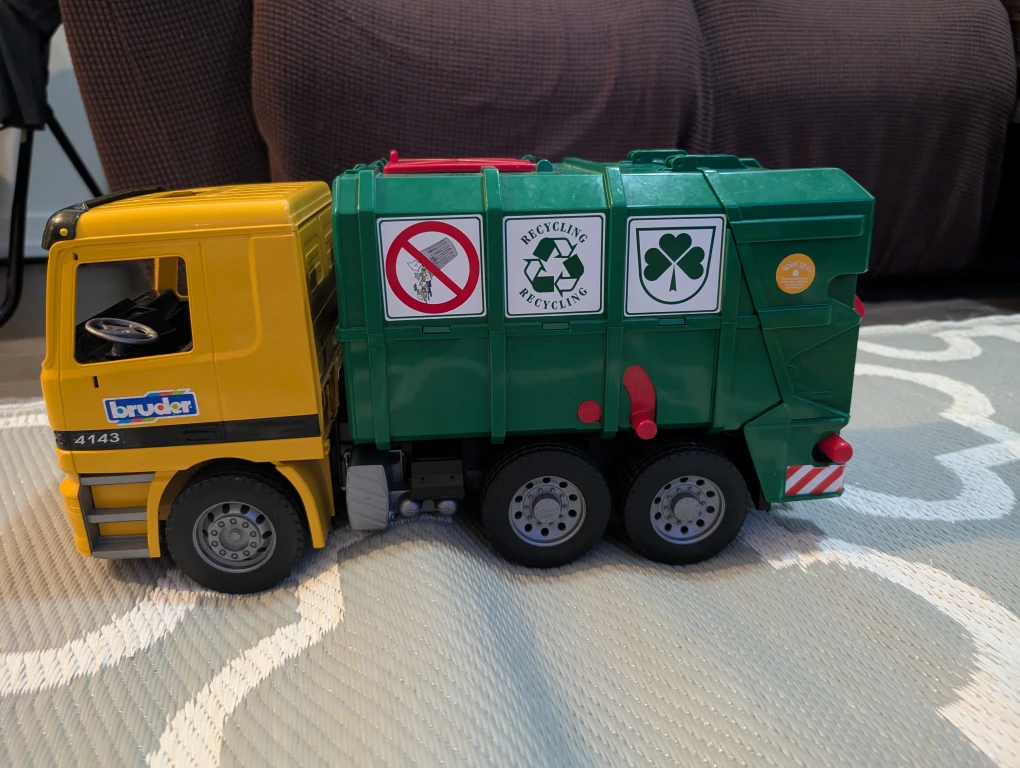 Bruder 4143 Recycling Truck toy  - Like New! - photo 2