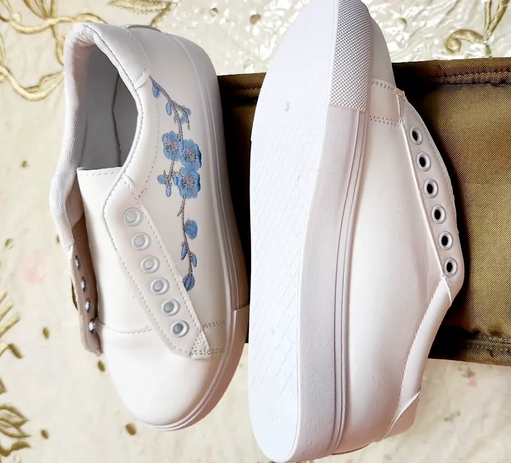 White Floral Embroidered Slip-On Sneakers image indicator(3)