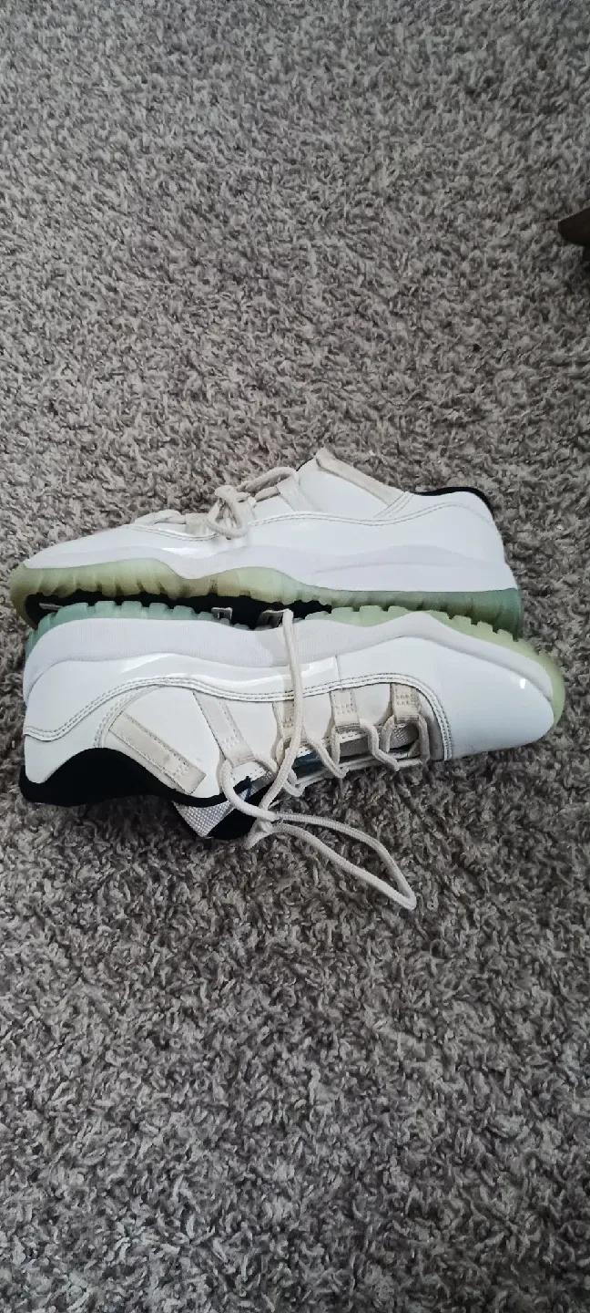 Jordan 11 Retro Low White/University Blue image indicator(2)