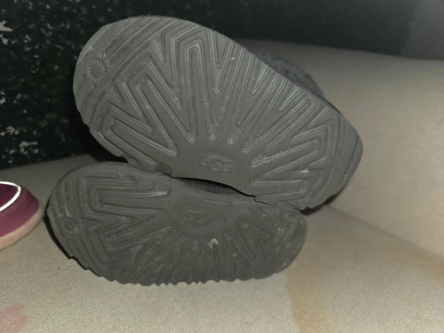 Ugg Kids Boots Size 6 image indicator(2)