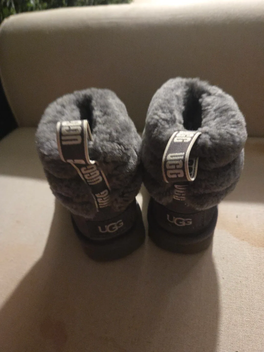 Ugg Kids Boots Size 6 image indicator(3)