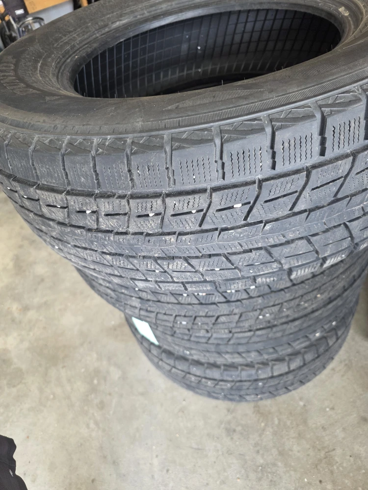 Dunlop Winter Maxx SJ8 275/65R18 Tires